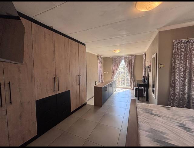 4 BEDROOM HOUSE FOR SALE IN PIERRE VAN RYNEVELD